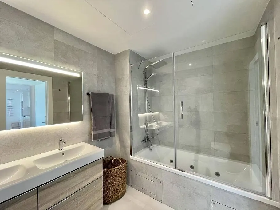 Santa Barbara Heights - Heated Pool, Gym, Bbq. Apartment Malaga 0*,  Spain