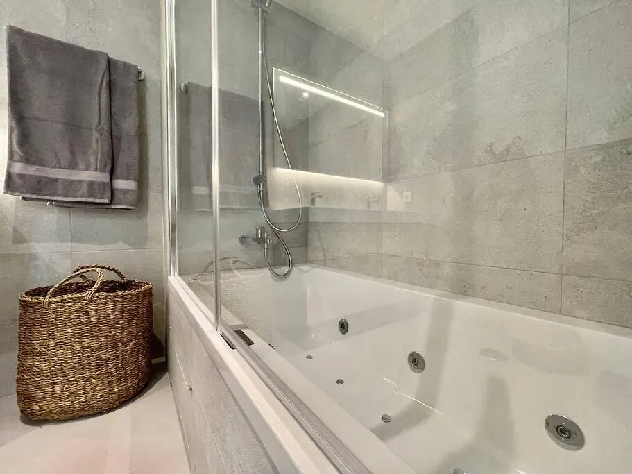 Santa Barbara Heights - Heated Pool, Gym, Bbq. Apartment Malaga 0*,