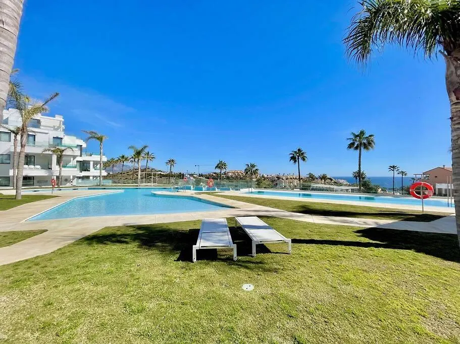 Santa Barbara Heights - Heated Pool, Gym, Bbq. Apartment Malaga 0*,  Spain