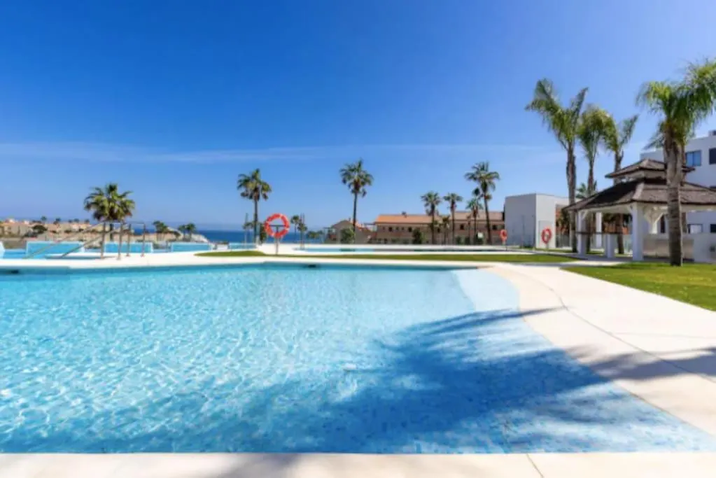 Santa Barbara Heights - Heated Pool, Gym, Bbq. contacts